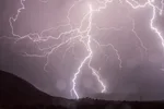 Feux de forêt : pourquoi les orages secs sont un danger méconnu en période de canicule