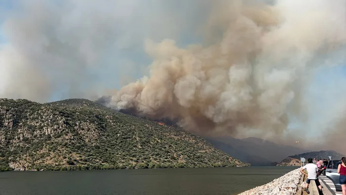 Incendie dans les Pyrénées-Orientales : 700 pompiers en lutte, 5 000 évacués
