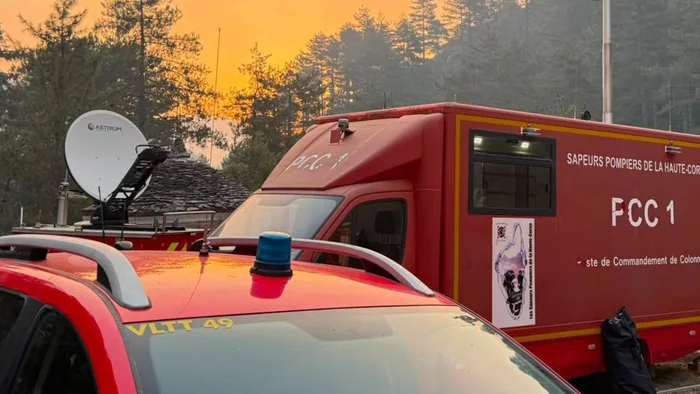 Corse : l'ile de beauté face aux flammes, les pompiers en première ligne