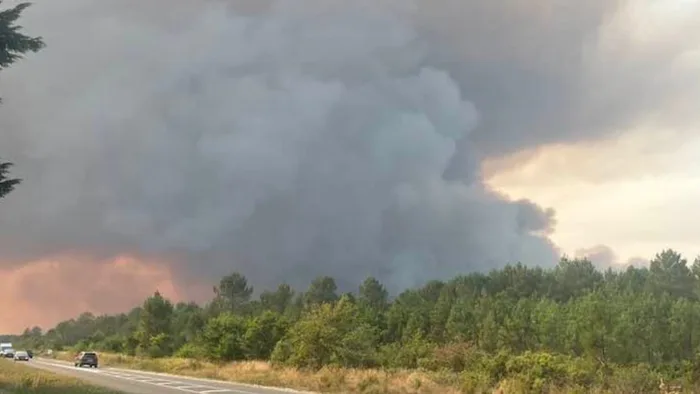 Plusieurs incendies majeurs ravagent la France, des milliers d'évacuations en cours