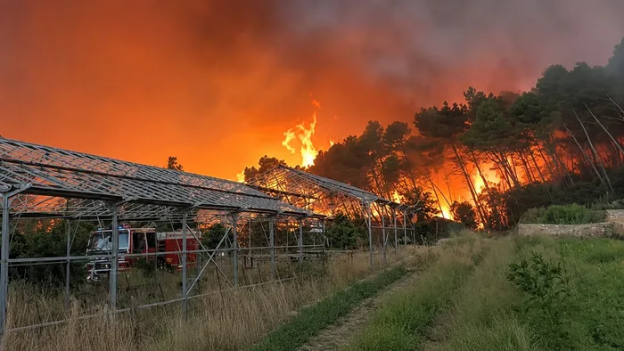 Var : un incendie de 2500 hectares toujours actif sous la menace du mistral