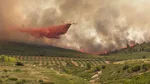 Le retardant, ce liquide rouge qui aide les pompiers à combattre les feux de forêt