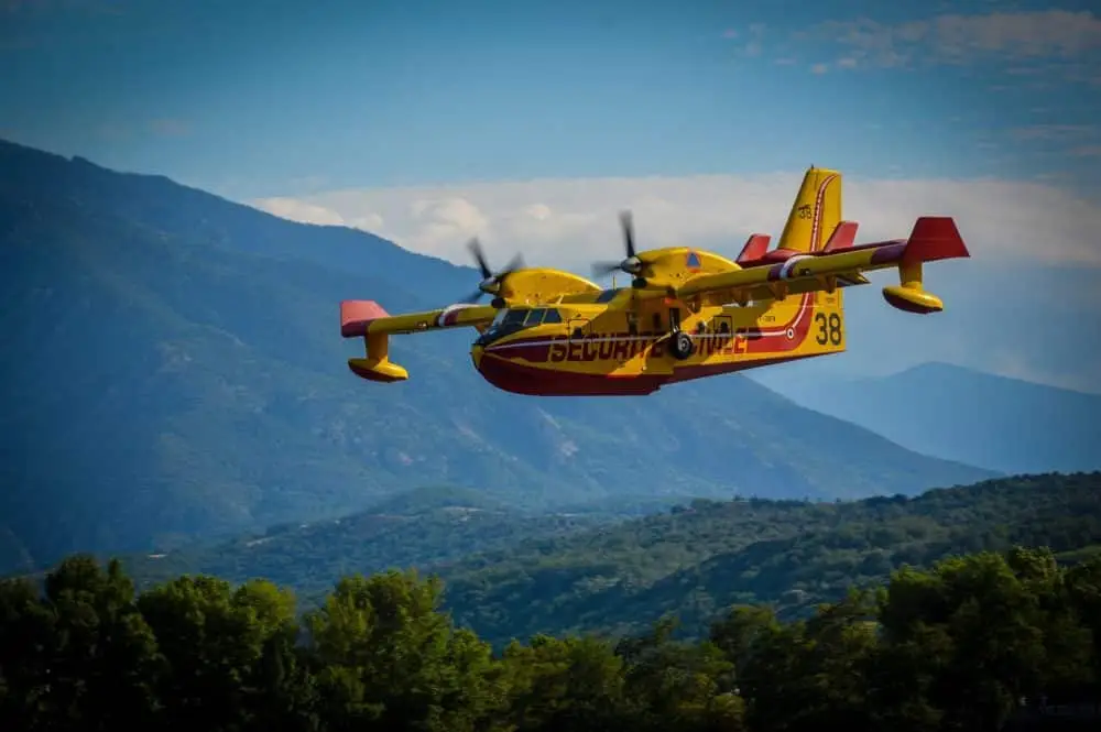 Canadair CL-415&nbsp;: tout savoir sur le Pélican amphibie
