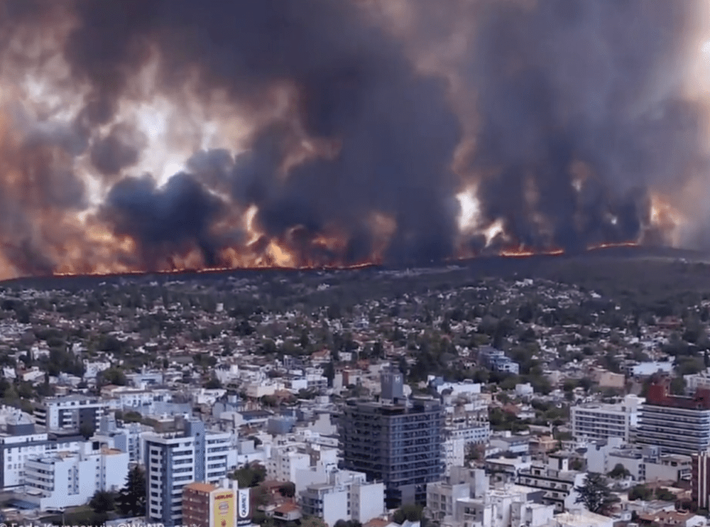 Incendies en Argentine : Villa Carlos Paz face à un mur de flammes -  Incendies et Feux de forêt