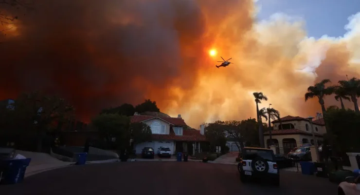 Des-panaches-de-fumee-sont-visibles-alors-qu-un-feu-de-broussailles-brule-a-Pacific-Palisades-en-Californie-le-7-janvier-2025-2009337