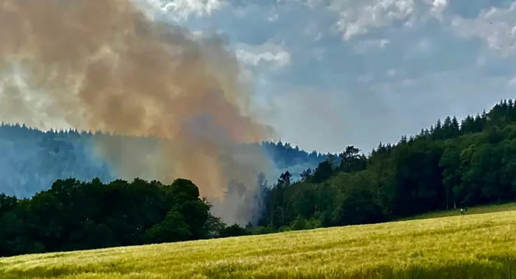 Début du feu de Saint-Goazec (29).