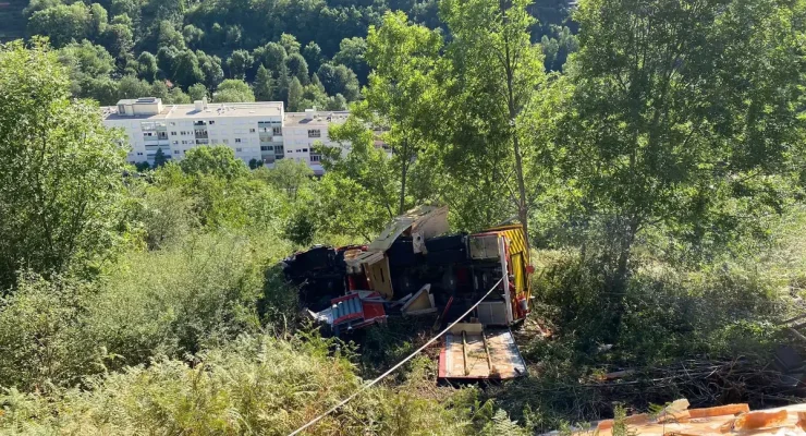 Le camion couché en contre-bas de la chaussée. - Sapeurs-pompiers de la Loire.